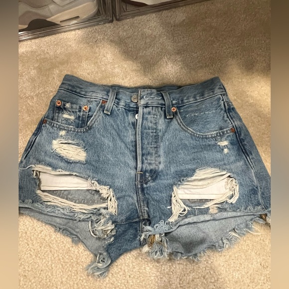 Levis Shorts - Picture 2 of 3